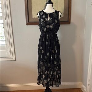 Elegant Black and White Sleeveless Dress